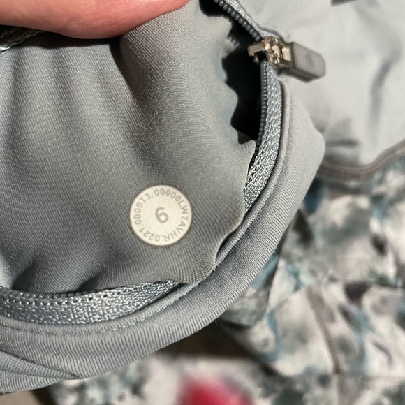 SZ6 Lululemon Speed Up LR - Picture 3 of 3